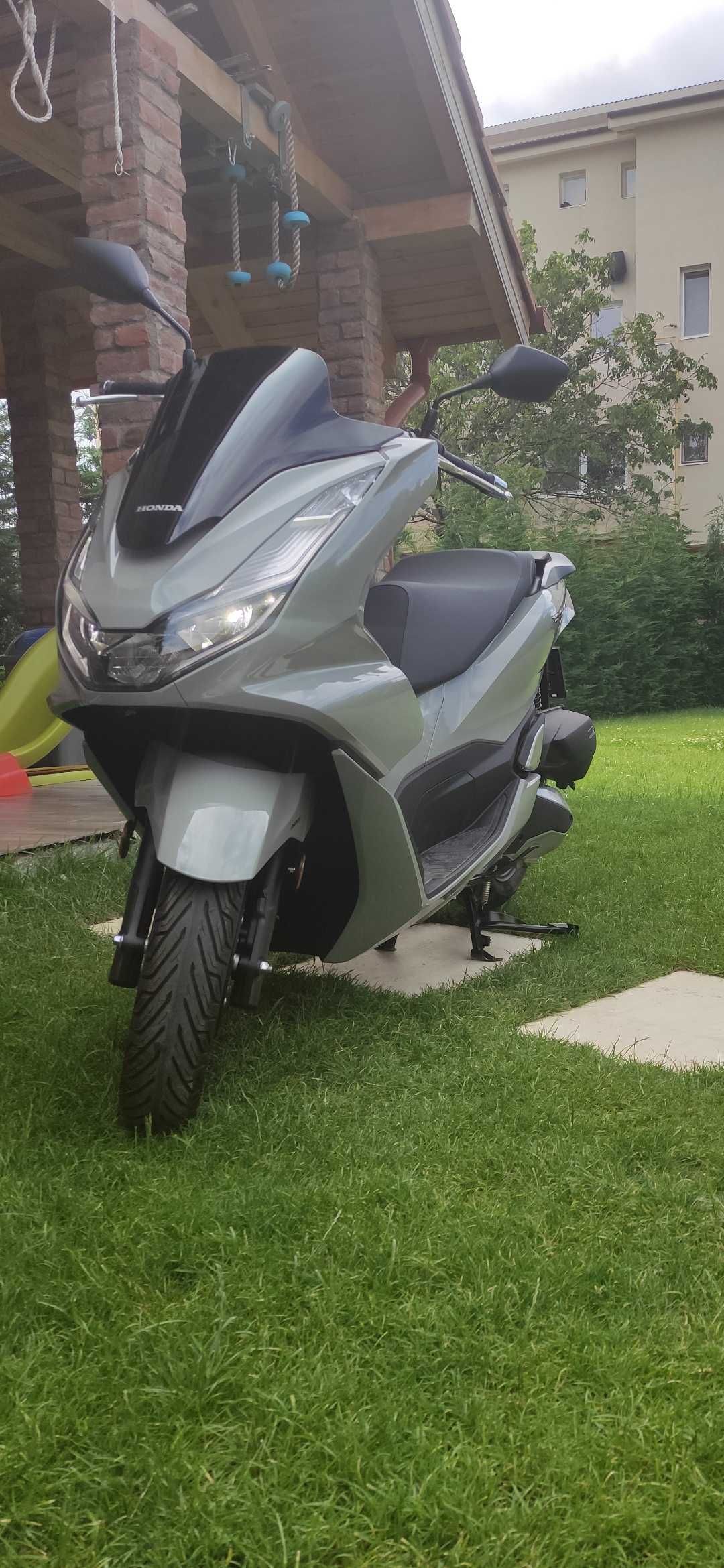 PCX Honda 2023 are 4000 km înmatriculat