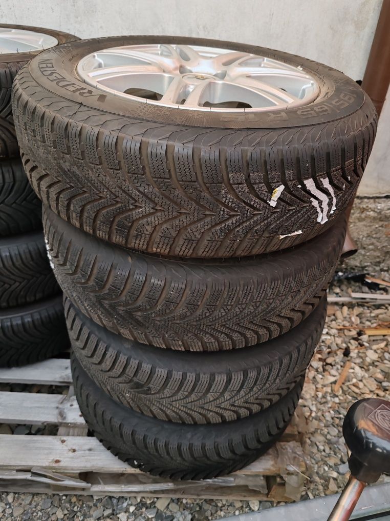 Jante cu cauciucuri de iarna de Toyota prius 195/65r15