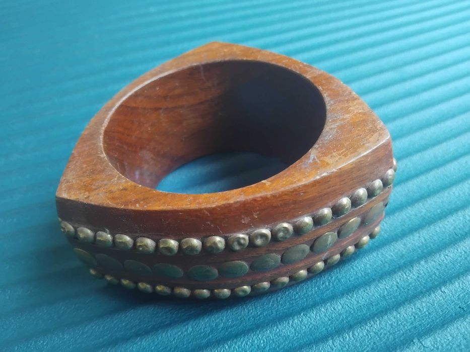 Масивна дървена гривна с метален обков