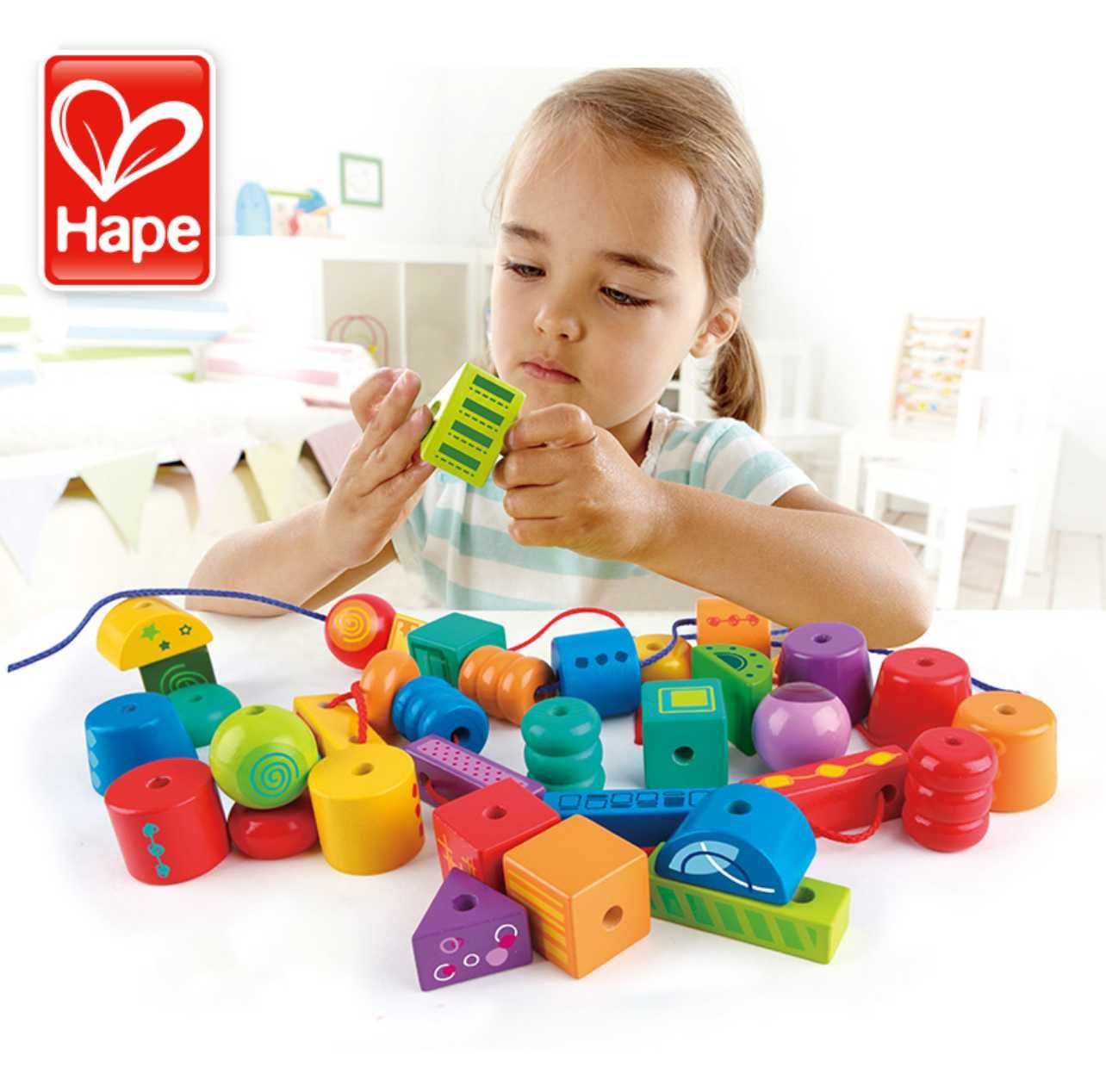 Дървена игра Hape за малко дете конструктор кубчета с наниз