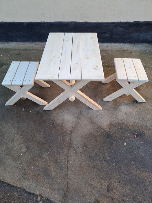 Fac la comanda mese banci si ornamente flori