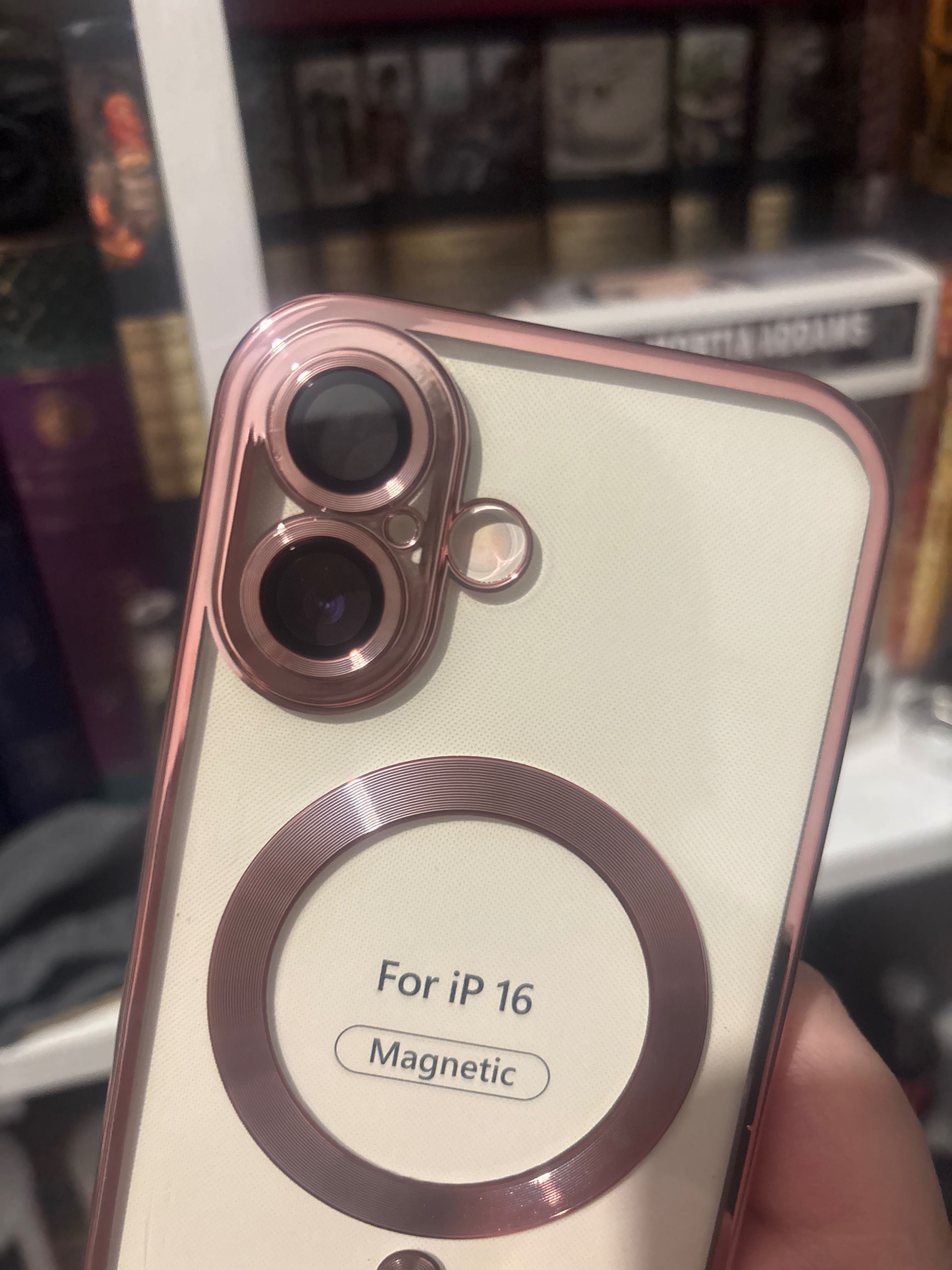 Чехол на iPhone 16 розовый