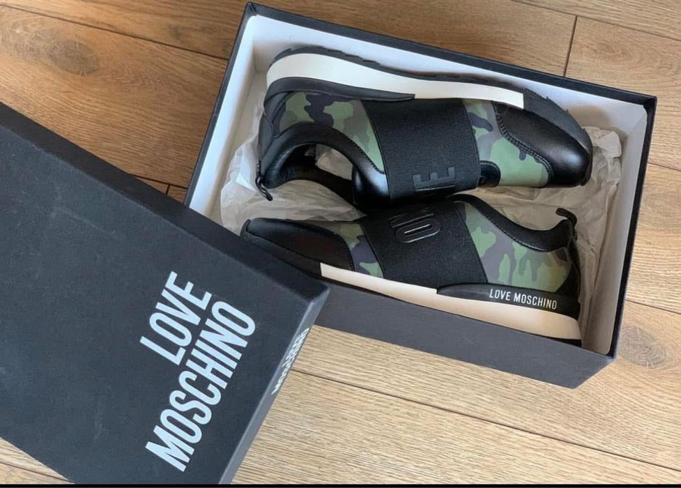 Сникърси Love Moschino