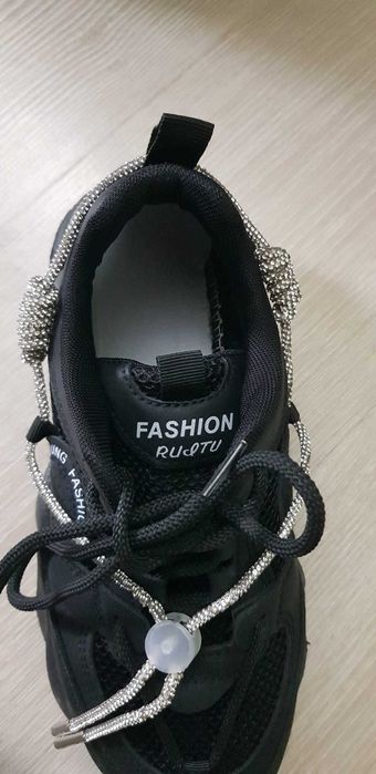 Vand adidasi de dama, purtati fte putin, negri cu argintiu. Marimea 38