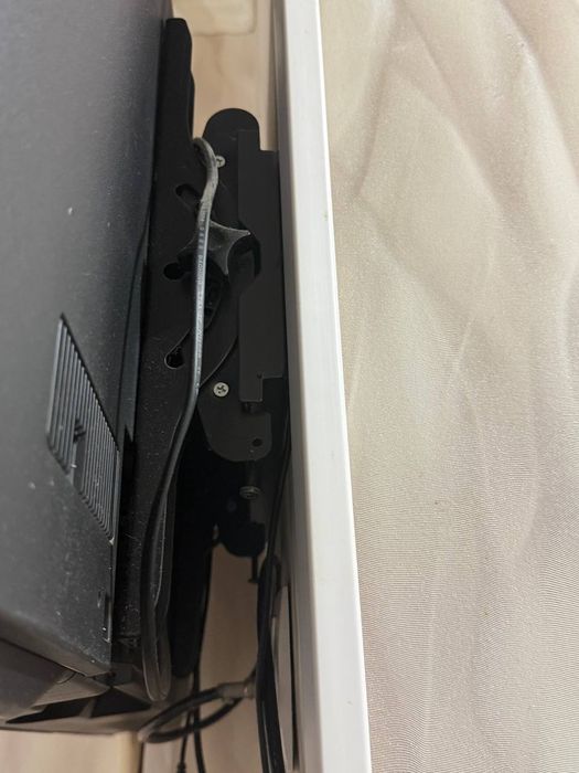 Телевизор Sony Bravia,с ним подарок пульт и кронштейн