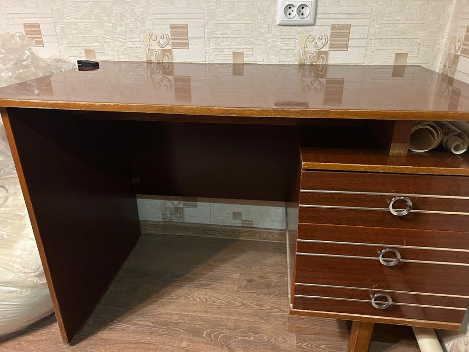 Продам стол и полку.