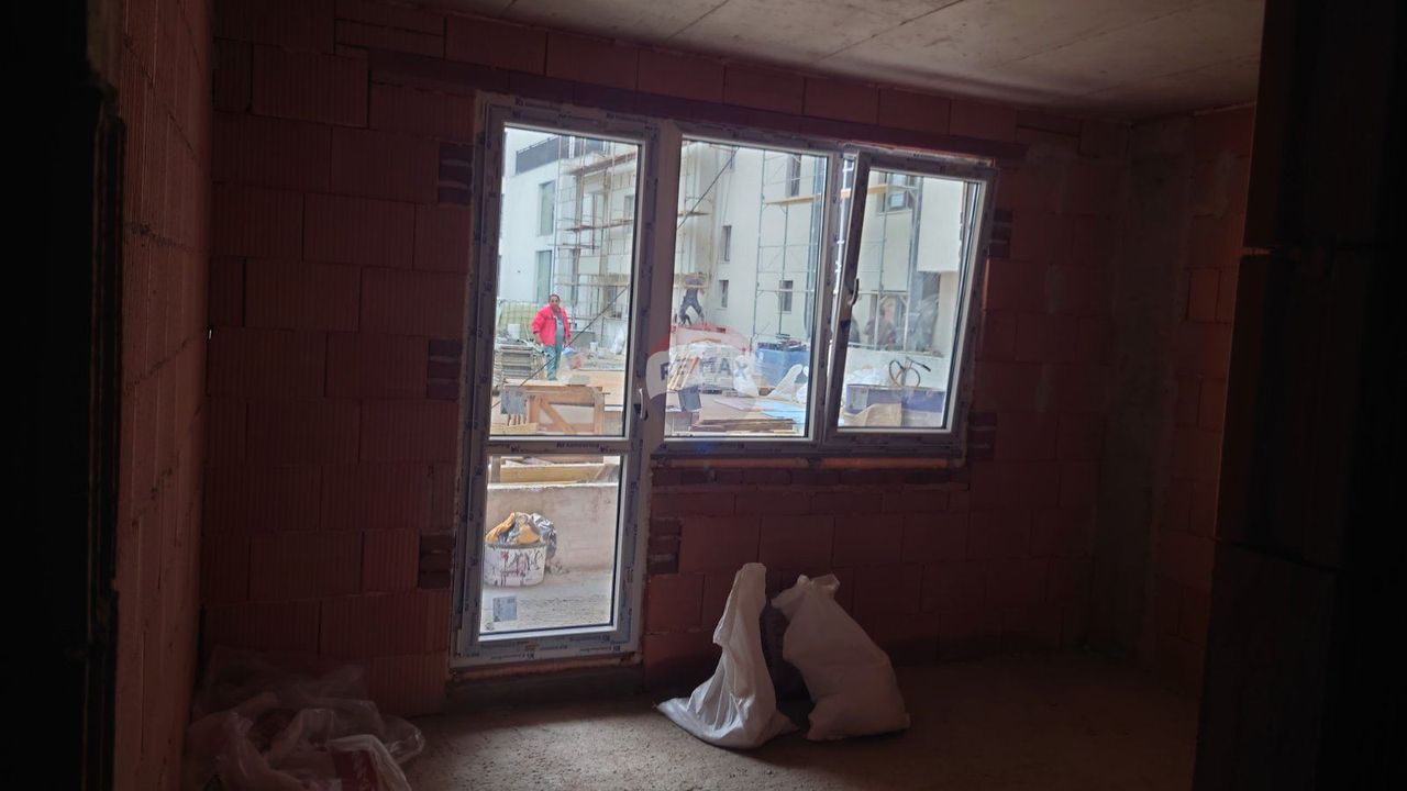 Продава се Двустаен апартамент в Варна, Център - 82 кв.м за 1891 €/кв.м - Снимка #3