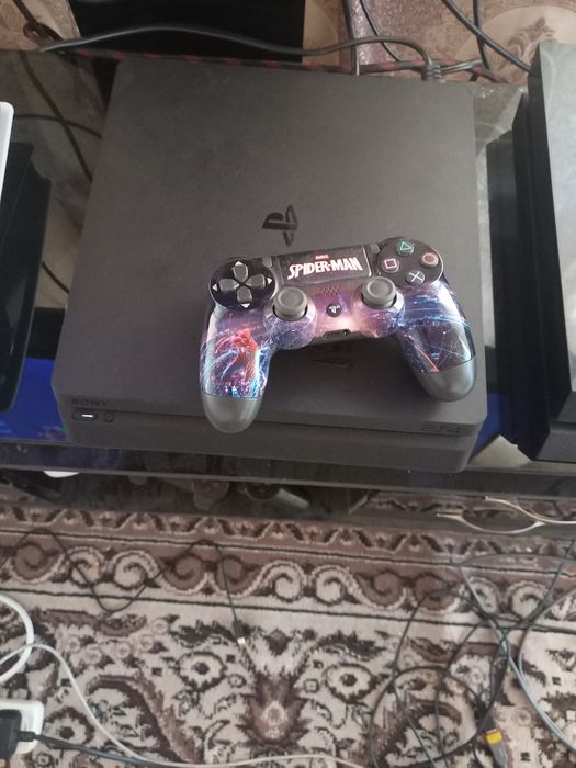 PS4 slim holati tiniq 500GB hotirasi 2 o'yin bor 1 djoystik bor plomba