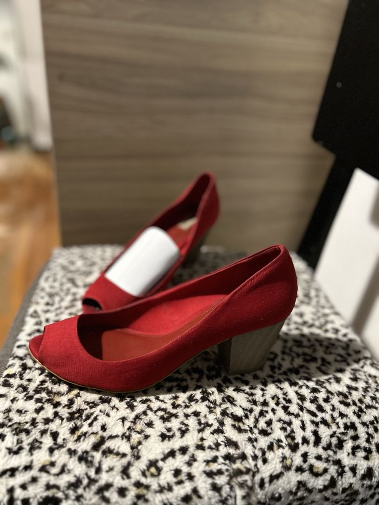 Червени обувки от плат