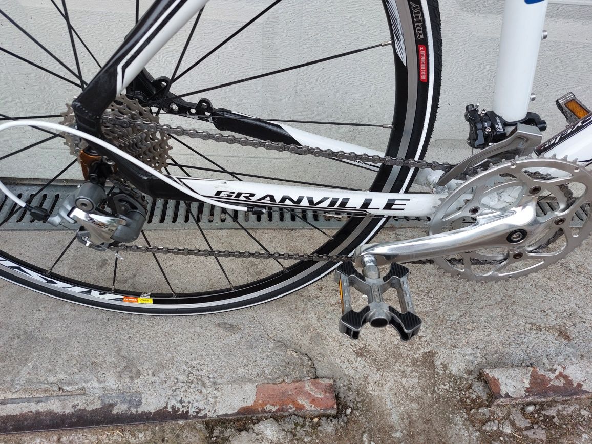 Шосеен алуминиев велосипед със карбонова вилка Granville