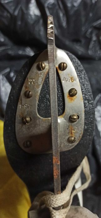 Продава кънки за лед