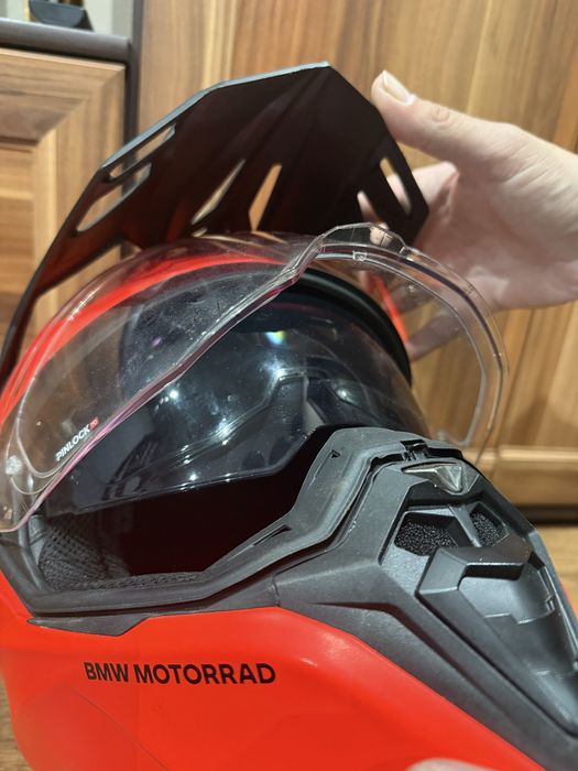 BMW Motorrad – модел с визьор и козирка (Adventure/Enduro стил).