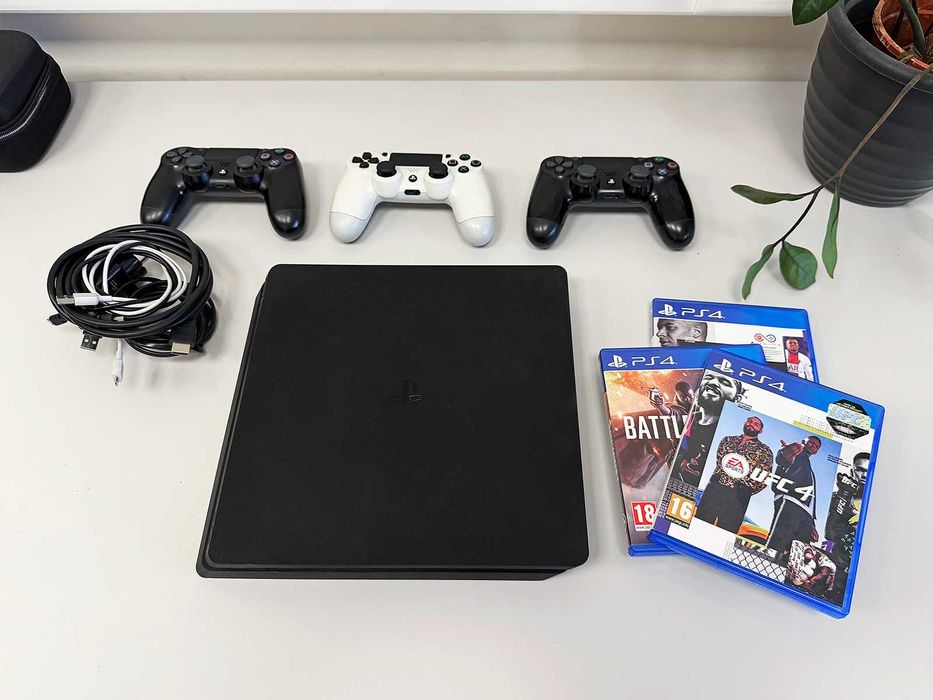 PlayStation 4 с 3 джойстика и игри / много запазен