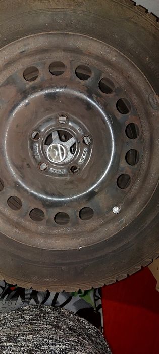 Vând 4 jante tabla 5P.cu cauciucuri de iarnă .