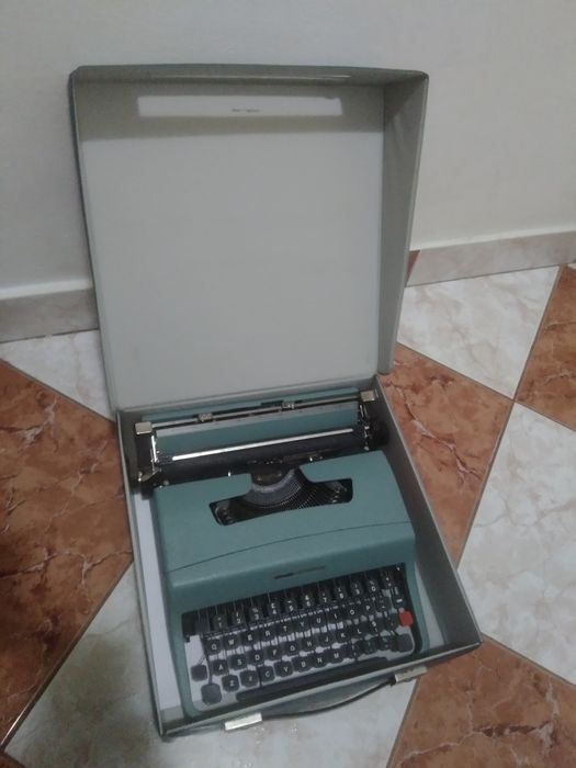 Mașină de scris Vintage Olivetti Lettera 32 - Fabricat în Yougoslavie
