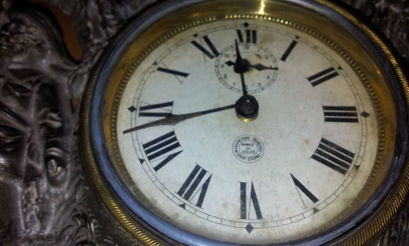 Френски каминен часовник изобразен с орнаменти.