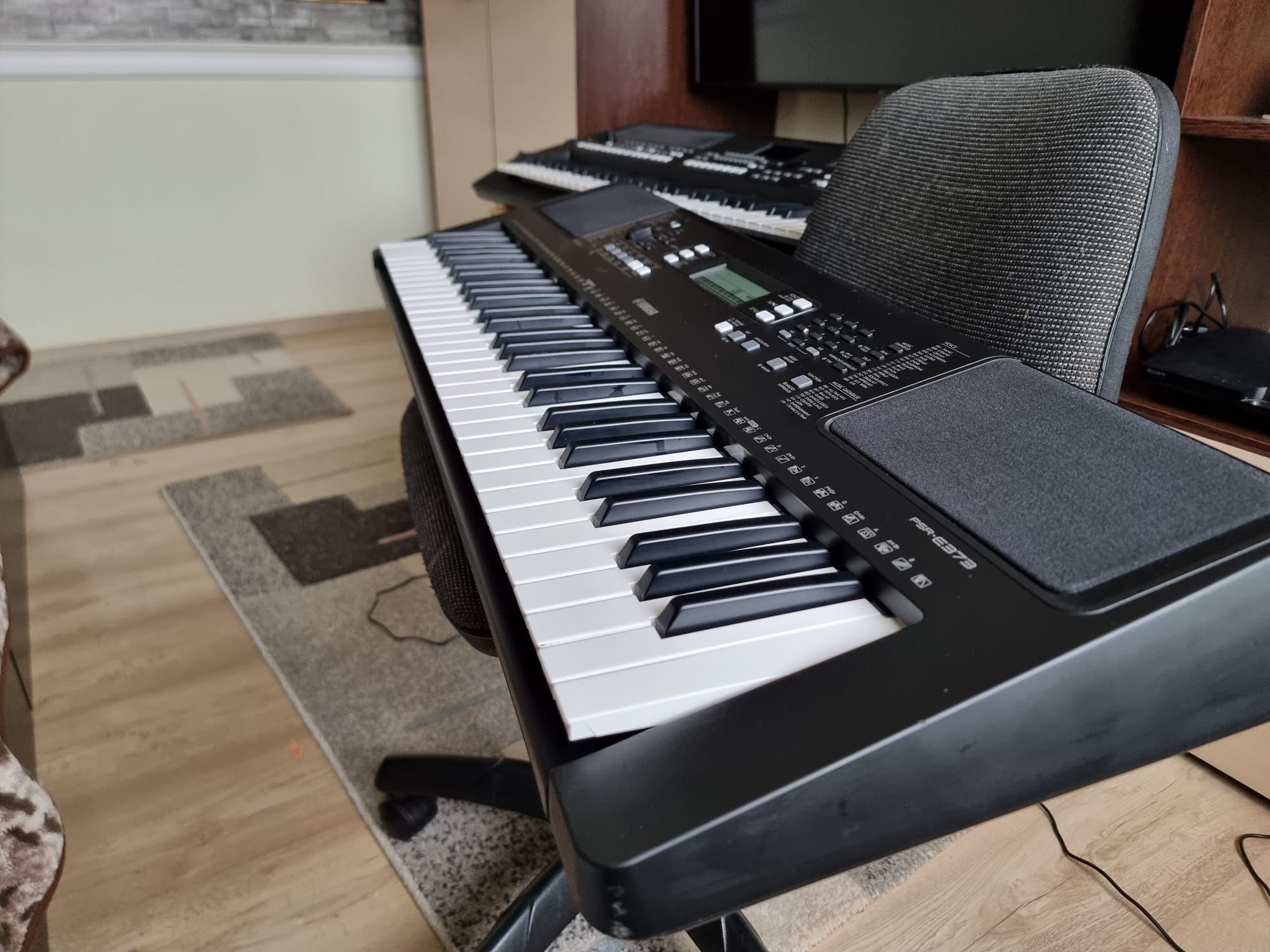 Yamaha PSR E373 622 voci 204 styles și 10 Românești