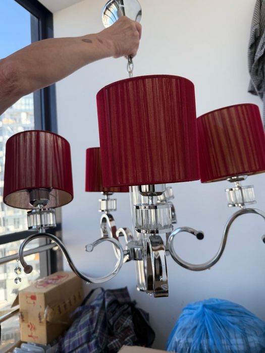 Продам красную люстру