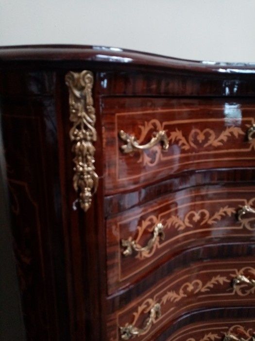 Comodina in stil francez cu 7 sertare și intarsii inobilata cu element