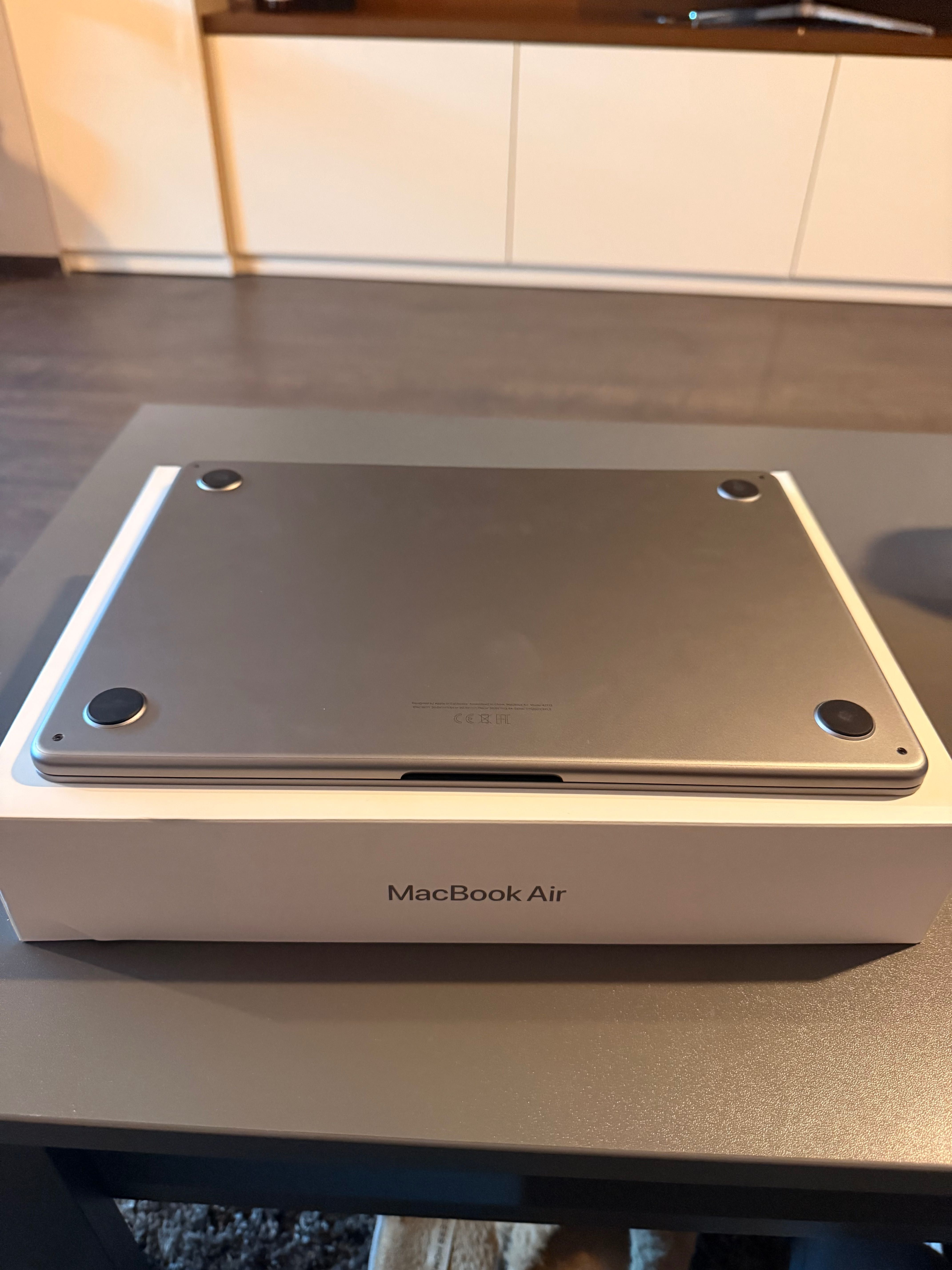 Apple M3 чип, 8-ядрен CPU

16GB обединена памет
256GB SSD