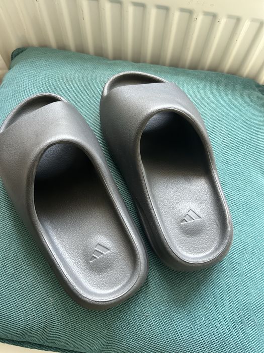 Vand Yeezy slides noi