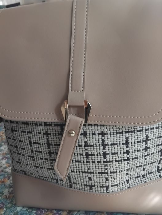 Нова раница в бежаво с принт