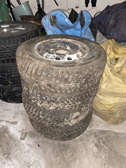 Продам резину с диском на ниву зима шипы