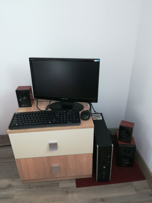 PC complet (unitate, monitor, tastatura și mouse)