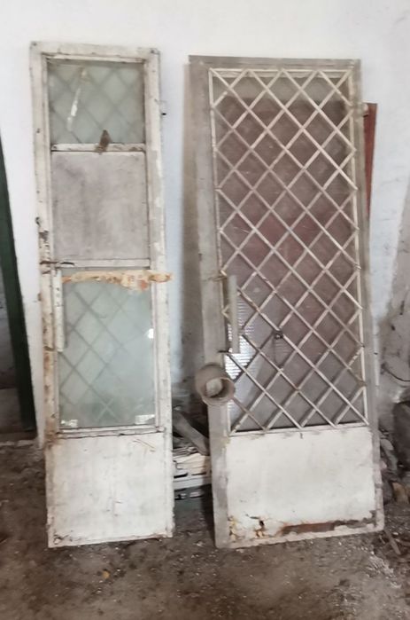 Uși duble de fier cu grilaj