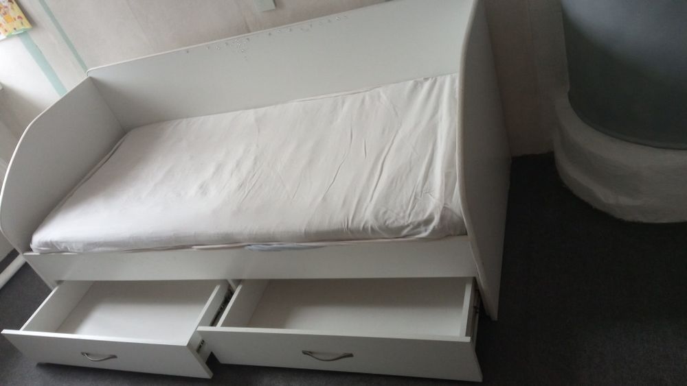 Кровать с ящиками и матрасом