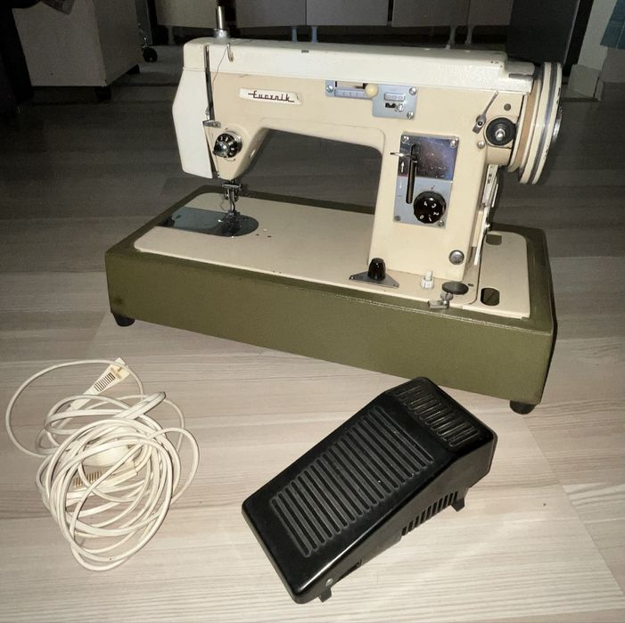 Masina de cusut vintage Lucznik