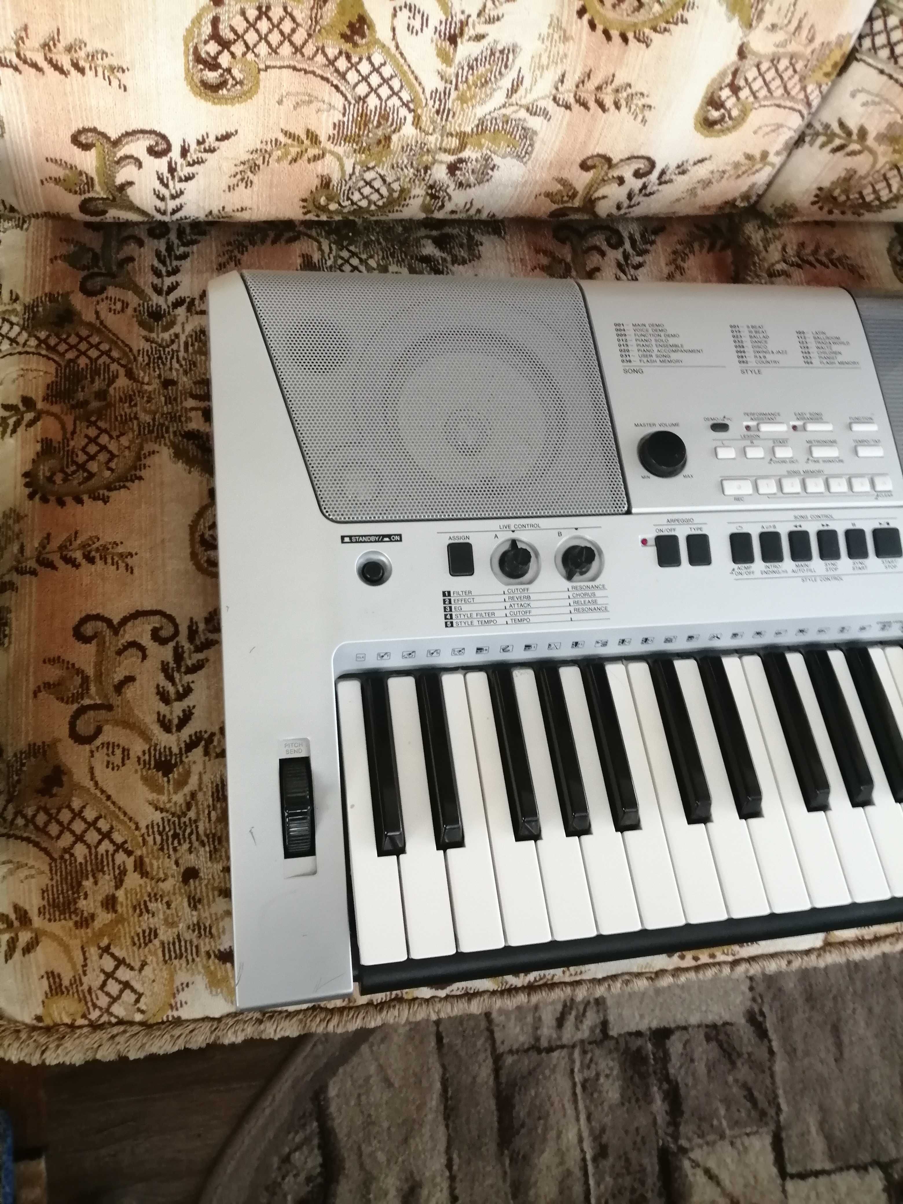 Orga Yamaha PSR - E413 cu sintetizator
