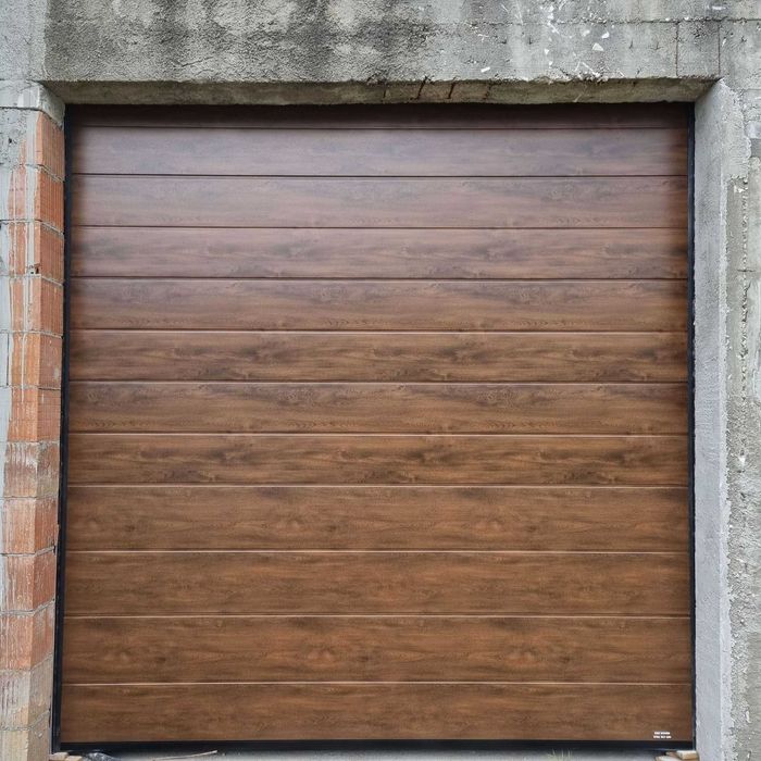 Usa de garaj la comanda