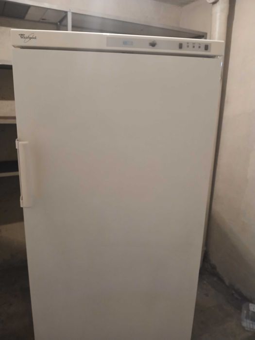 вертикален фризер Whirlpool