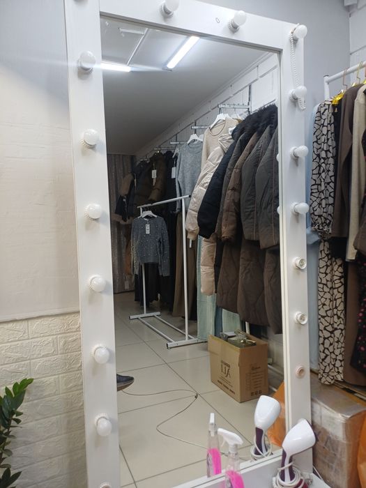 Зеркало для бутик одежды