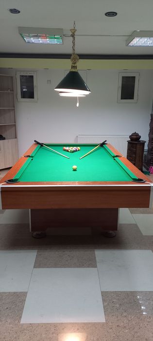 Vând masa biliard cu tacuri, set de bile si lampă
