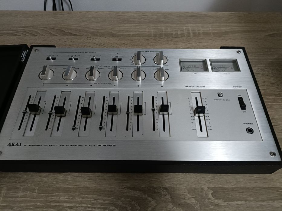 Akai MM 62 mixer audio de colecție cu VU mere perfect funcțional!