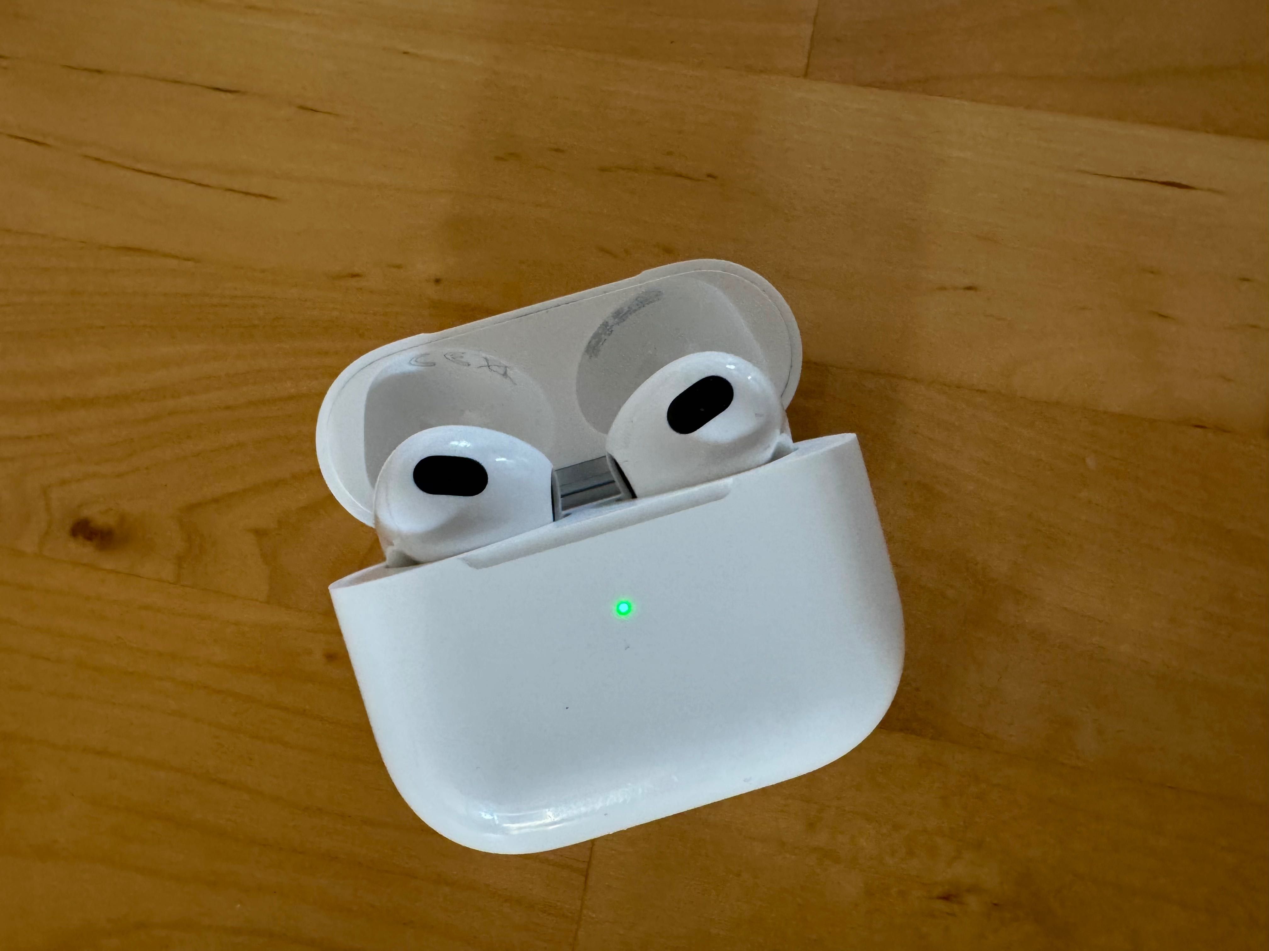 Apple AirPods 3 с MagSafe + нов защитен case