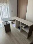 Birou colțar modern cu spațiu de depozitare – 161 cm