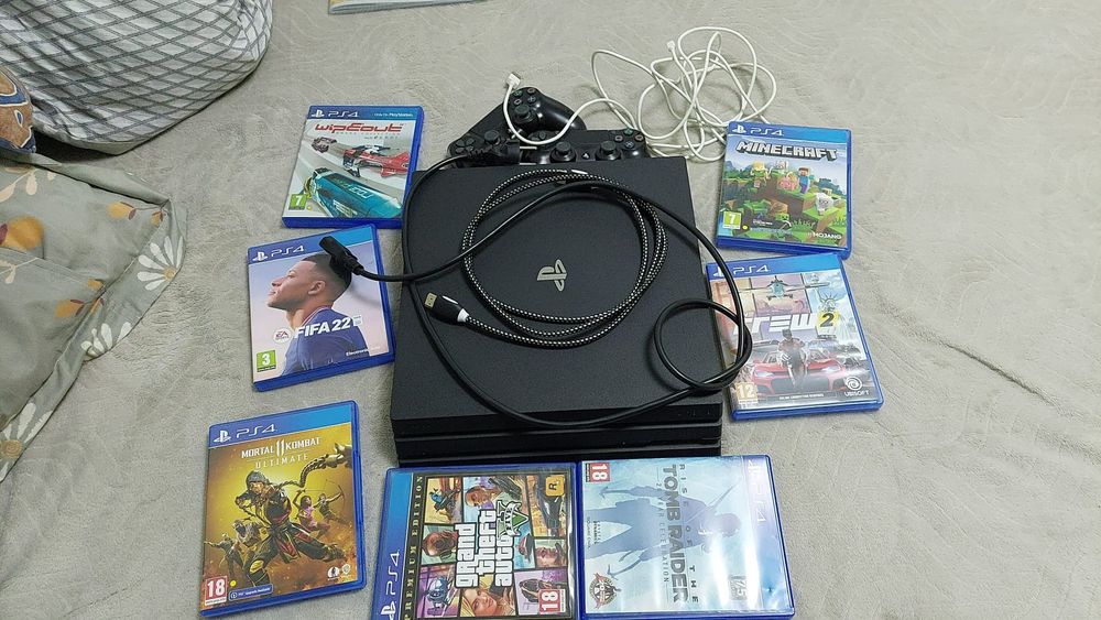 PS4 PRO cu 2 controlere+ 7 jocuri