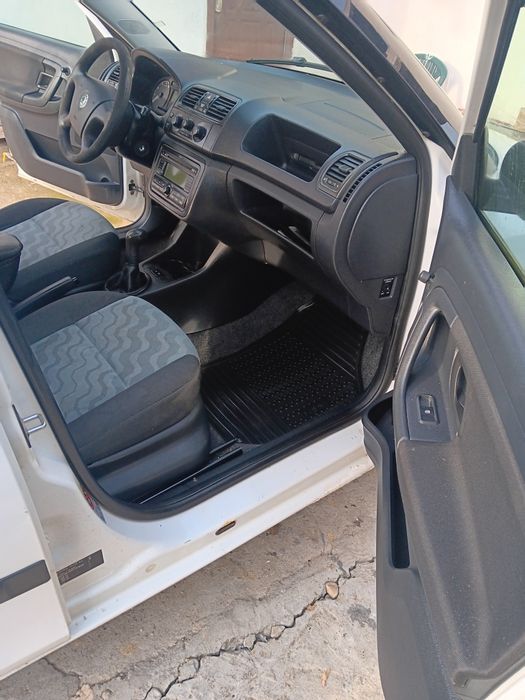 Vând skoda fabia 2010