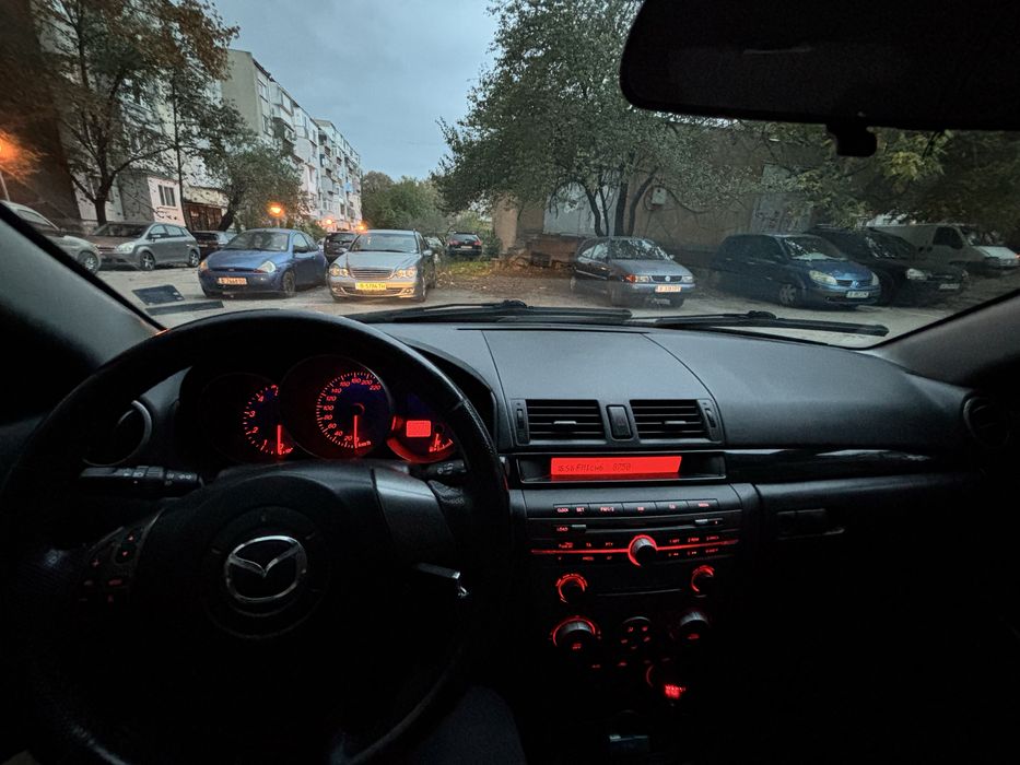 Мазда 3 1.6 добро състояни