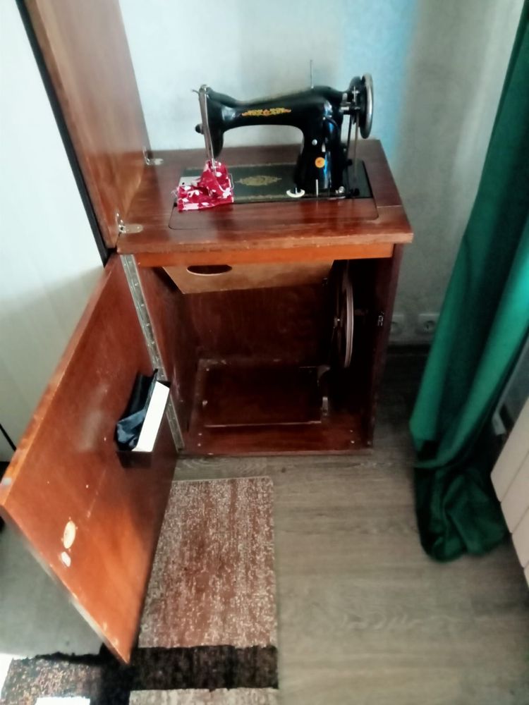 Продам швейную машинку (ножная)