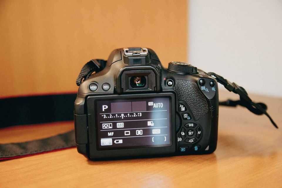 Canon 700D body - 9400 cadre