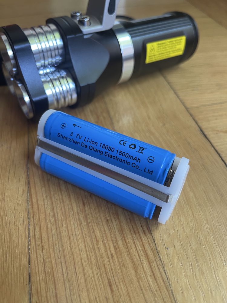 Силен LED Фенер със зарядно и три батерии по 7v 1500mAh всяка