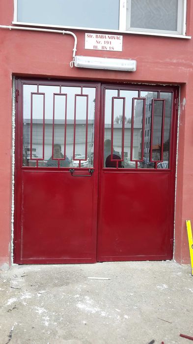 Usi metalice de acces in scara blocului