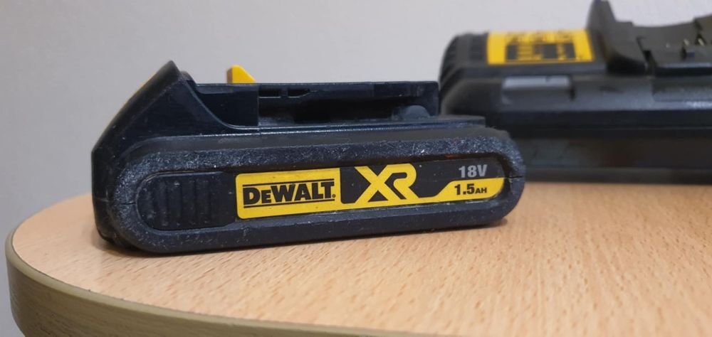 Vând încărcător și baterii DeWalt