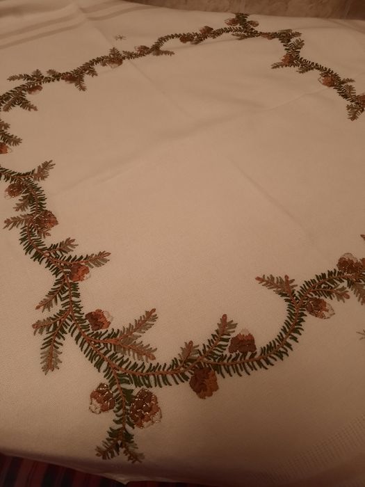 Fata de masa de sărbători cusuta manual cu conuri și ramuri de brad