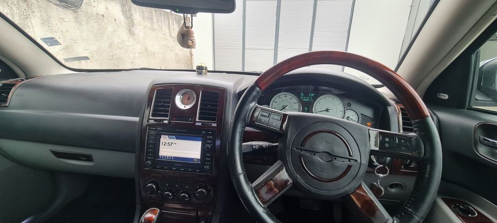 Chrysler 300C десен волан