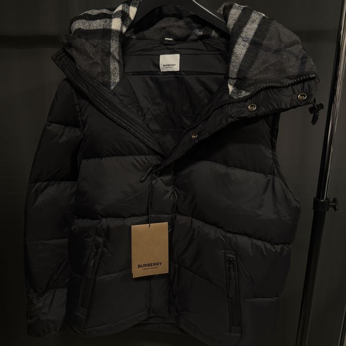 Vand geaca 2 in 1 Burberry noua cu eticheta